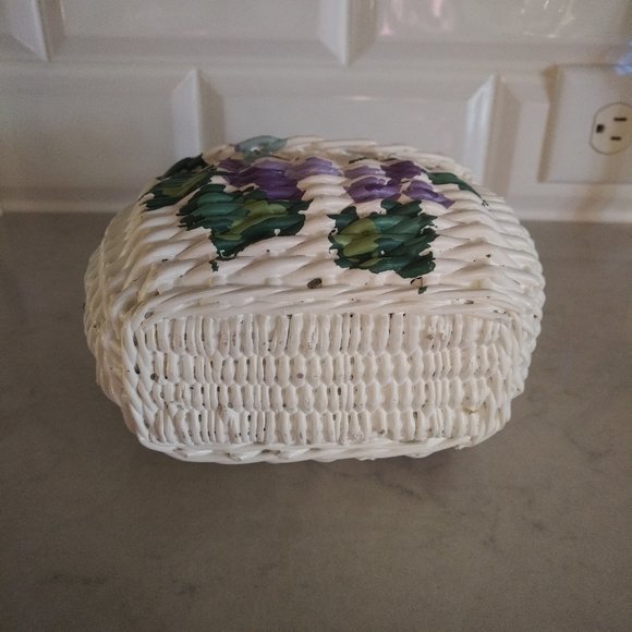 NEW WHITE WICKER BASKET WITH HANDLE AND HAND-PAINED PERIWINKLE & PURPLE FLOWERS - Picture 7 of 8